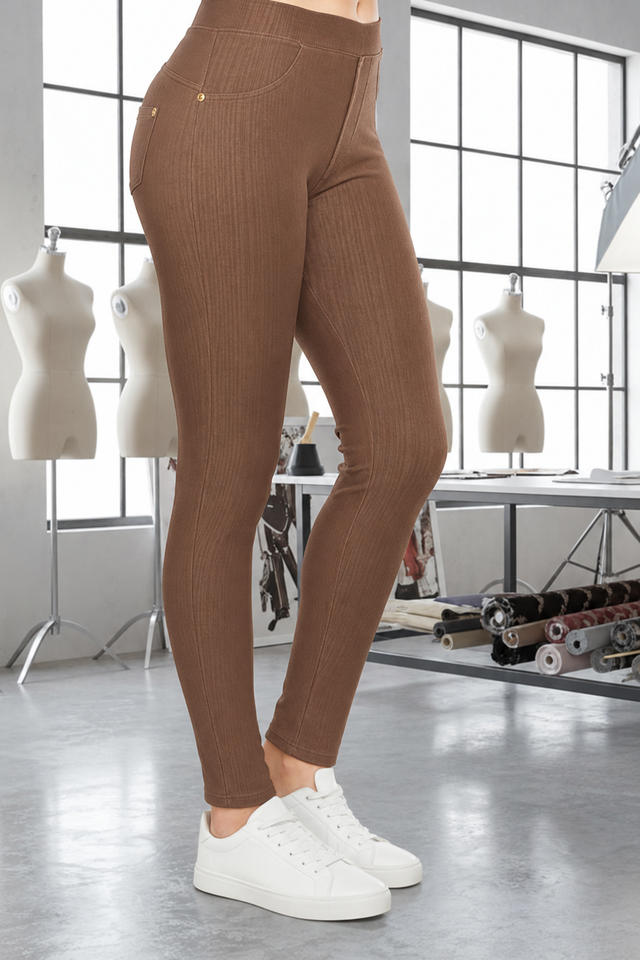 Magic Pant Mocha Mousse detail in the signature atelier setting, with white sneakers.